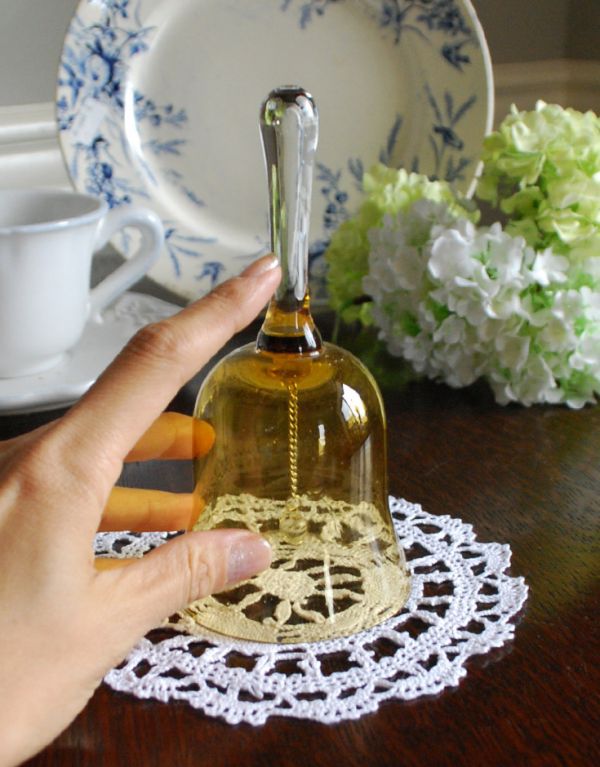 アンティーク雑貨 カラーガラスのディナーベル、アンティークプレスドグラス。お部屋のどこに置いても素敵なインテリアになります。(pg-2956)