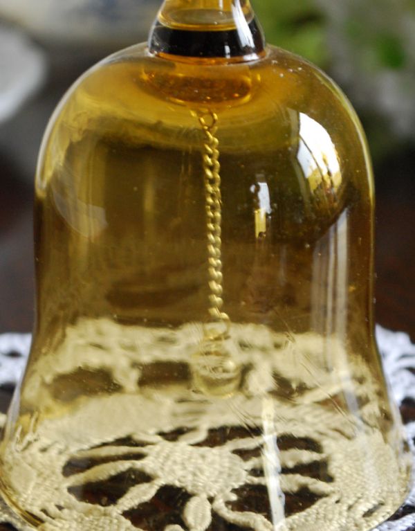 アンティーク雑貨 カラーガラスのディナーベル、アンティークプレスドグラス。アンティークのため、多少の欠け・傷がある場合がありますが、使用上問題はありませんので、ご了承下さい。(pg-2956)