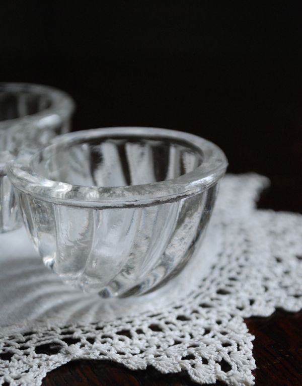 アンティーク雑貨 珍しいガラスのインテリア雑貨、アンティークプレスドグラス。アンティークのため、多少の欠け・傷がある場合がありますが、使用上問題はありませんので、ご了承下さい。(pg-2964)