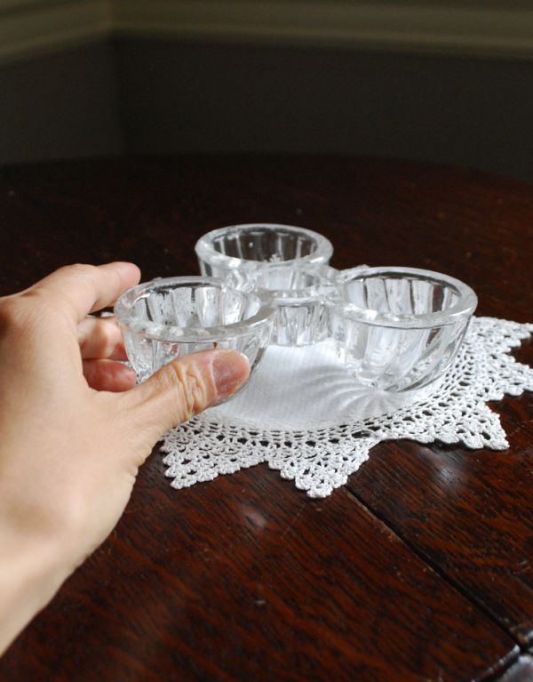 アンティーク雑貨 珍しいガラスのインテリア雑貨、アンティークプレスドグラス。何を入れてもお洒落に見えてしまうデザインです。(pg-2964)
