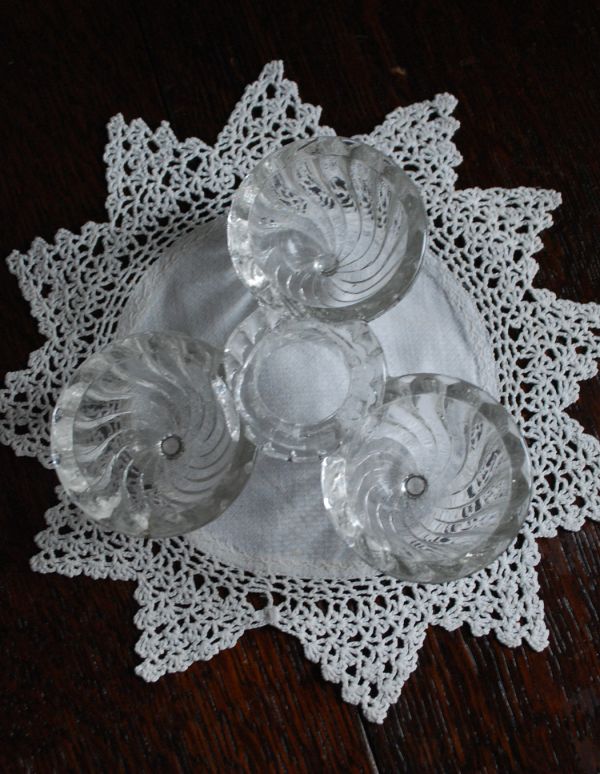 アンティーク雑貨 珍しいガラスのインテリア雑貨、アンティークプレスドグラス。上から見るとこんな感じです。(pg-2964)