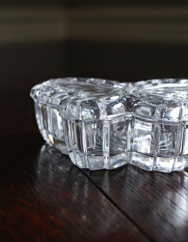 アンティーク雑貨　英国のアンティーク雑貨、美しいガラスケース、プレスドグラス（蝶）。アンティークのため、多少の欠け・傷がある場合がありますが、使用上問題はありませんので、ご了承下さい。(pg-2967)