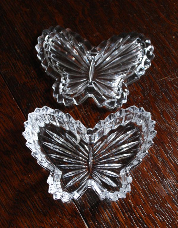 アンティーク雑貨　英国のアンティーク雑貨、美しいガラスケース、プレスドグラス（蝶）。上から見るとこんな感じです。(pg-2967)