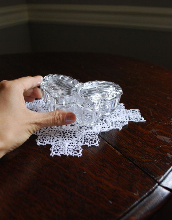 アンティーク雑貨　英国のアンティーク雑貨、美しいガラスケース、プレスドグラス（蝶）。何を入れようかワクワクしてしまいます。(pg-2967)