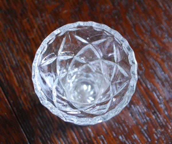アンティーク雑貨　人気の1輪挿し、小ぶりなアンティークガラスのプレスドグラス（花瓶）。上から見るとこんな感じです。(pg-2973)