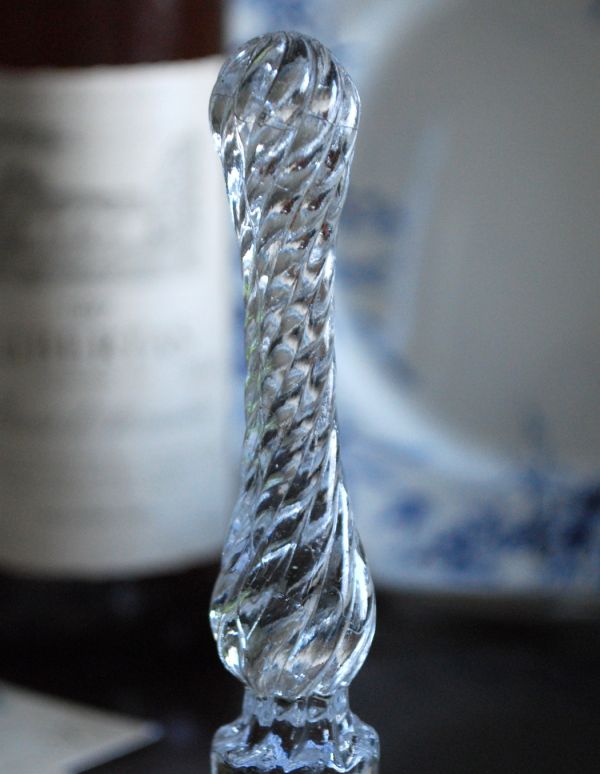 アンティーク雑貨 アンティーク雑貨、シルエットも美しいガラスのペーパーウェイト(プレスドグラス)。アンティークのため、多少の欠け・傷がある場合がありますが、使用上問題はありませんので、ご了承下さい。(pg-2974)