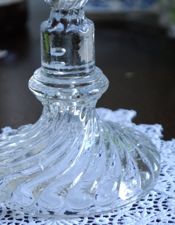 アンティーク雑貨 アンティーク雑貨、シルエットも美しいガラスのペーパーウェイト(プレスドグラス)。隅々まで贅沢にカッティングされています。(pg-2974)