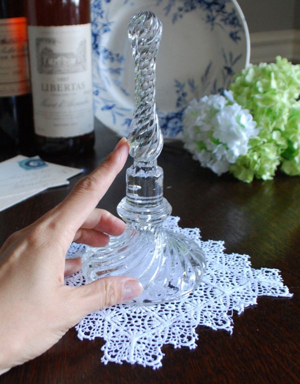 アンティーク雑貨 アンティーク雑貨、シルエットも美しいガラスのペーパーウェイト(プレスドグラス)。ハンドルが長いので、使いやすいペーパーウェイトです。(pg-2974)