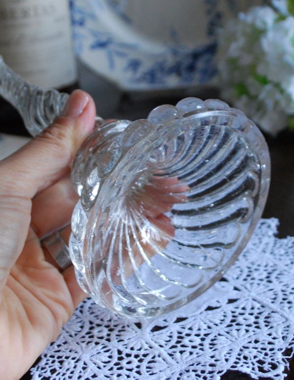 アンティーク雑貨 アンティーク雑貨、シルエットも美しいガラスのペーパーウェイト(プレスドグラス)。底はこんな感じです。(pg-2974)