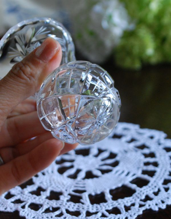 アンティーク雑貨 コロンと可愛いシルエット、アンティークプレスドグラス(1輪挿し)。底もキレイです。(pg-2983)