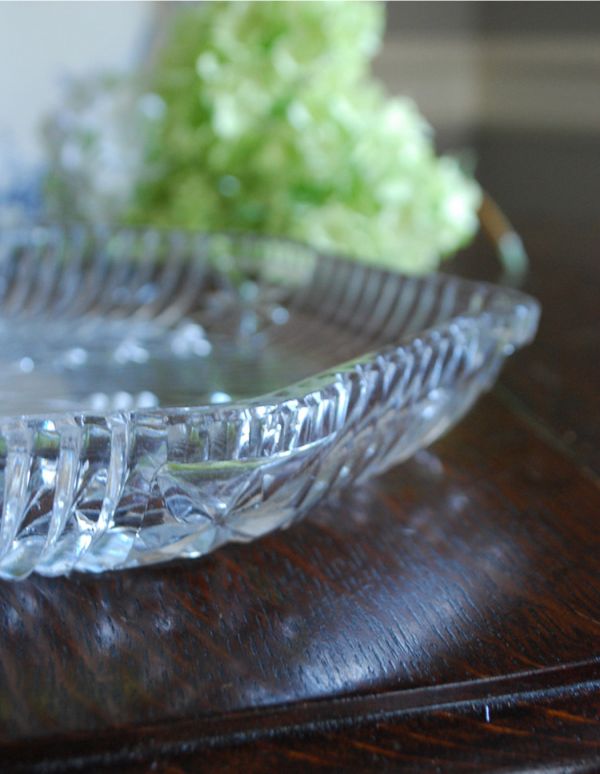 プレート、ケーキスタンド　アンティーク雑貨　お花がたっぷりとデザインされたアンティークのガラスプレート（トレイ）。置いてあるだけでキレイなデザインです。(pg-2987)