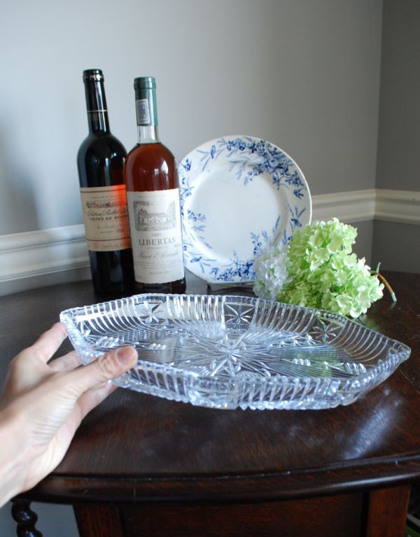 プレート、ケーキスタンド　アンティーク雑貨　お花がたっぷりとデザインされたアンティークのガラスプレート（トレイ）。アクセサリートレーやパンやお菓子のトレーなど使い方いろいろ！。(pg-2987)