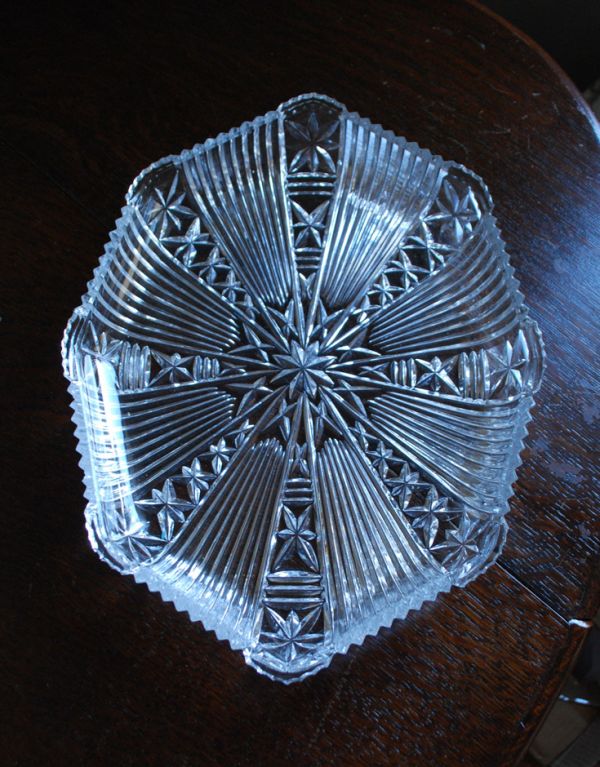 プレート、ケーキスタンド　アンティーク雑貨　お花がたっぷりとデザインされたアンティークのガラスプレート（トレイ）。上から見るとお花のカッティングが特に美しいですね。(pg-2987)