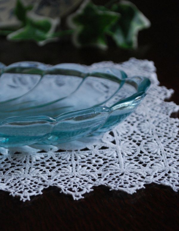 アンティーク雑貨　お洒落なアンティークのプレスドグラス、美しいブルーのガラストレー。アンティークのため、多少の欠け・傷がある場合がありますが、使用上問題はありませんので、ご了承下さい。(pg-2990)