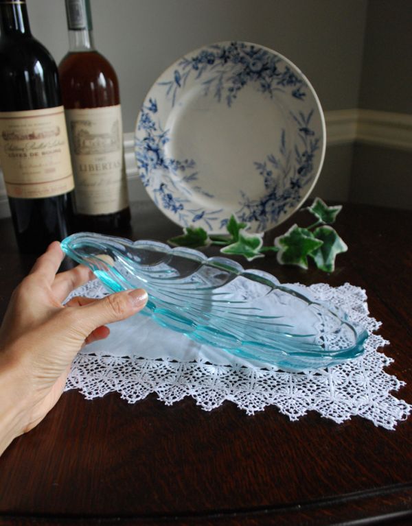 アンティーク雑貨　お洒落なアンティークのプレスドグラス、美しいブルーのガラストレー。爽やかなブルーがインテリアのアクセントになります。(pg-2990)