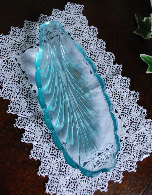 アンティーク雑貨　お洒落なアンティークのプレスドグラス、美しいブルーのガラストレー。上から見るとこんなかんじです。(pg-2990)