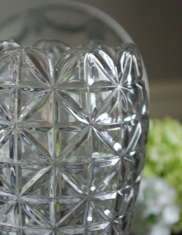 アンティーク雑貨　お花のような縁どり、脚付きのガラスフラワーベース（花器）プレスドグラス。アンティークのため、多少の欠け・傷がある場合がありますが、使用上問題はありませんので、ご了承下さい。(pg-2997)