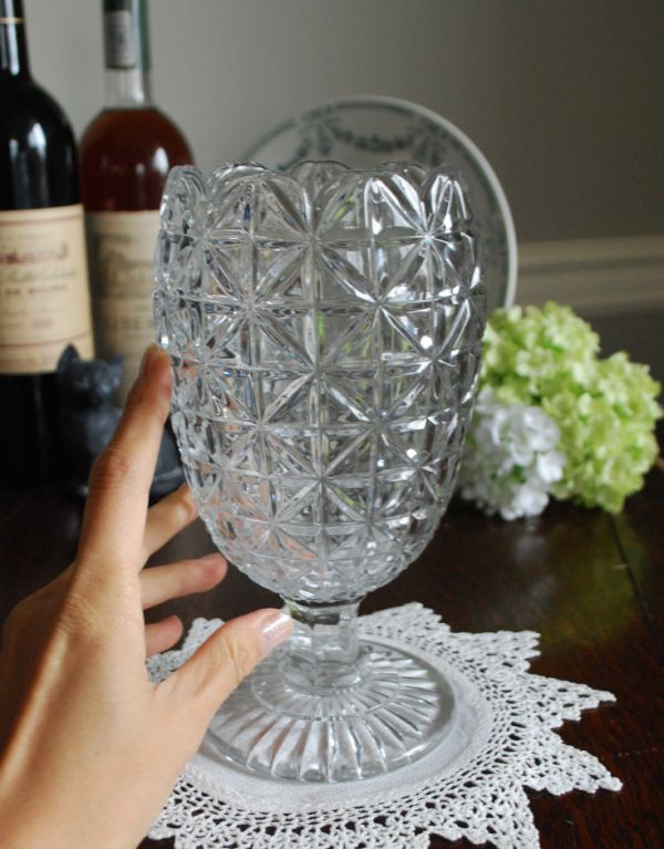 アンティーク雑貨　お花のような縁どり、脚付きのガラスフラワーベース（花器）プレスドグラス。飾るだけで絵になる美しさ。(pg-2997)