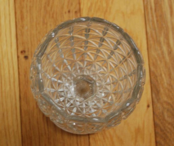 アンティーク雑貨　お花のような縁どり、脚付きのガラスフラワーベース（花器）プレスドグラス。上から見るとこんな感じです。(pg-2997)