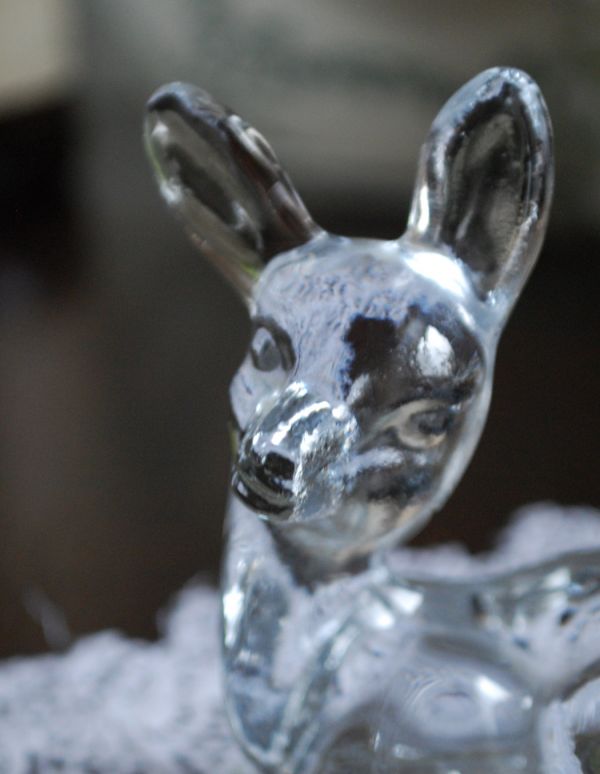 アンティーク雑貨 アンティークガラスのバンビのオブジェ、プレスドグラス。アンティークのため、多少の欠け・傷がある場合がありますが、使用上問題はありませんので、ご了承下さい。(pg-3000)