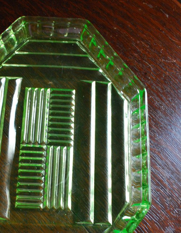 アンティーク雑貨 キレイなグリーン色のガラストレイ(トレー)、華やかなアンティーク雑貨。アンティークのため、多少の欠け・傷がある場合がありますが、使用上問題はありませんので、ご了承下さい。(pg-3009)