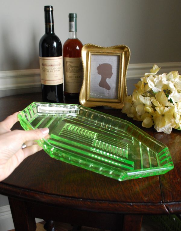 アンティーク雑貨 キレイなグリーン色のガラストレイ(トレー)、華やかなアンティーク雑貨。爽やかなアップルグリーンがインテリアのアクセントになります。(pg-3009)