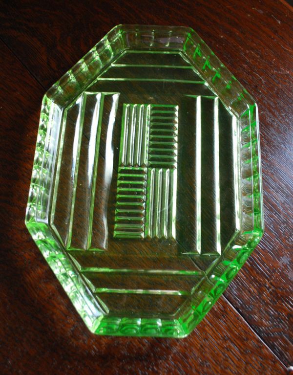 アンティーク雑貨 キレイなグリーン色のガラストレイ(トレー)、華やかなアンティーク雑貨。上から見るとこんな感じです。(pg-3009)