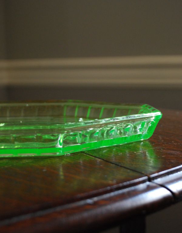 アンティーク雑貨 キレイなグリーン色のガラストレイ(トレー)、華やかなアンティーク雑貨。横から見ても素敵。(pg-3009)