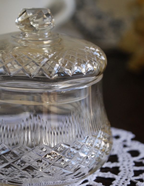 アンティーク 雑貨のガラス小物　アンティーク雑貨　美しいカッティングのアンティークガラス雑貨、キレイなプレスドグラス。アンティークのため、多少の欠け・傷がある場合がありますが、使用上問題はありませんので、ご了承下さい。(pg-3010)