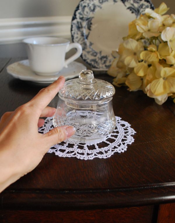 アンティーク 雑貨のガラス小物　アンティーク雑貨　美しいカッティングのアンティークガラス雑貨、キレイなプレスドグラス。どこに置いても華やかなガラスのケースです。(pg-3010)