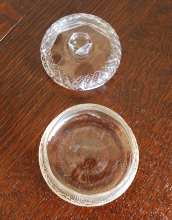 アンティーク 雑貨のガラス小物　アンティーク雑貨　美しいカッティングのアンティークガラス雑貨、キレイなプレスドグラス。上から見るとこんな感じです。(pg-3010)