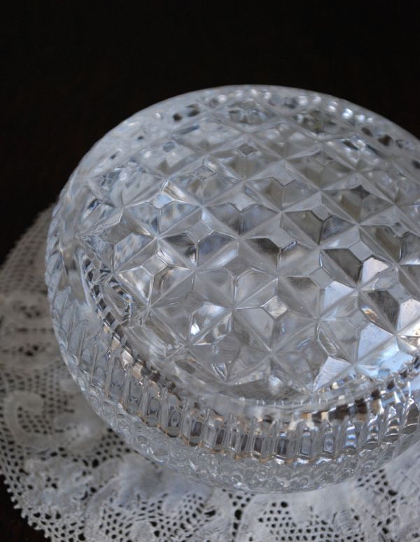 アンティーク雑貨　フタのカッティングが美しい、アンティークガラスケース、プレスドグラス。アンティークのため、多少の欠け・傷がある場合がありますが、使用上問題はありませんので、ご了承下さい。(pg-3022)