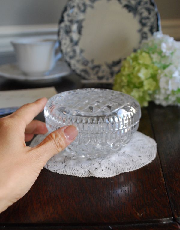 アンティーク雑貨　フタのカッティングが美しい、アンティークガラスケース、プレスドグラス。どこに置いても華やかなガラスのケースです。(pg-3022)