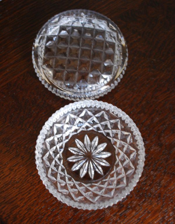 アンティーク雑貨　フタのカッティングが美しい、アンティークガラスケース、プレスドグラス。上から見るとこんな感じです。(pg-3022)