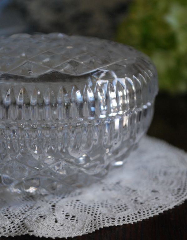 アンティーク雑貨　フタのカッティングが美しい、アンティークガラスケース、プレスドグラス。ケースの部分にも繊細なカッティングが施されています。(pg-3022)