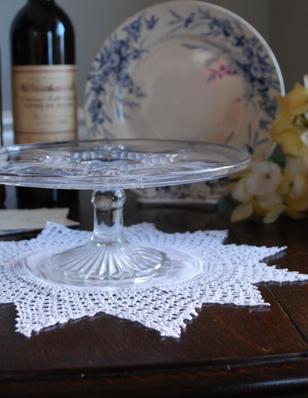 アンティーク雑貨 イギリスのアンティークコンポート、テーブルを華やかに彩るガラスのケーキスタンド。アンティークのため、多少の欠け・傷がある場合がありますが、使用上問題はありませんので、ご了承下さい。(pg-3028)