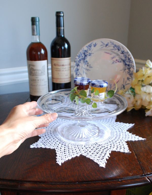 アンティーク雑貨 イギリスのアンティークコンポート、テーブルを華やかに彩るガラスのケーキスタンド。アクセサリートレーやパンやお菓子のトレーなど使い方いろいろ!。(pg-3028)