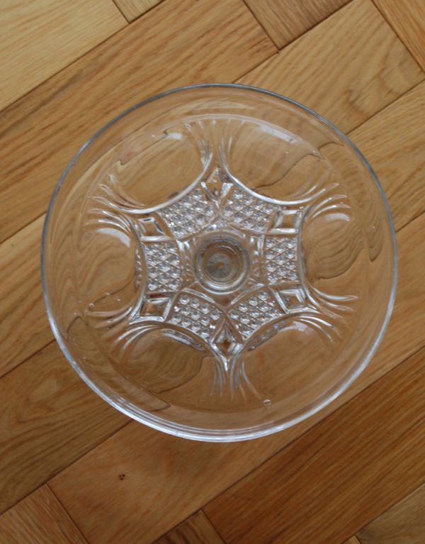 アンティーク雑貨 イギリスのアンティークコンポート、テーブルを華やかに彩るガラスのケーキスタンド。上から見るとこんな感じです。(pg-3028)