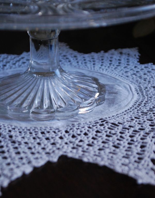 アンティーク雑貨 イギリスのアンティークコンポート、テーブルを華やかに彩るガラスのケーキスタンド。土台のカッティングも素敵です。(pg-3028)