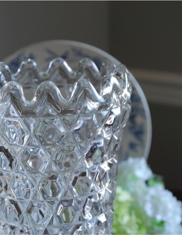 アンティーク雑貨　ゴージャスなカッティングのアンティーク雑貨、ガラスの花瓶。アンティークのため、多少の欠け・傷がある場合がありますが、使用上問題はありませんので、ご了承下さい。(pg-3040)