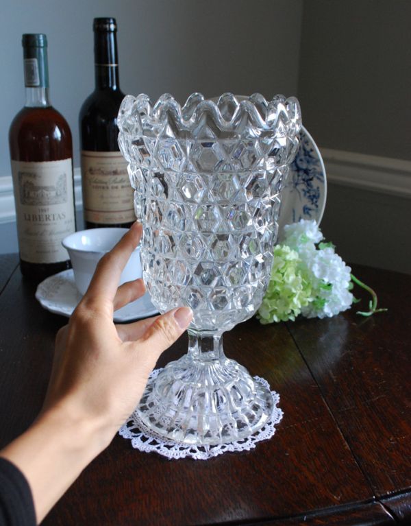 アンティーク雑貨　ゴージャスなカッティングのアンティーク雑貨、ガラスの花瓶。飾るだけで絵になる美しさ。(pg-3040)