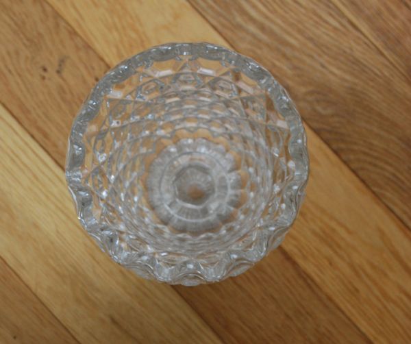アンティーク雑貨　ゴージャスなカッティングのアンティーク雑貨、ガラスの花瓶。上から見るとこんな感じです。(pg-3040)