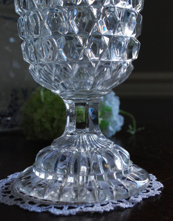 アンティーク雑貨　ゴージャスなカッティングのアンティーク雑貨、ガラスの花瓶。上から下までうっとりするような美しいカッティングです。(pg-3040)