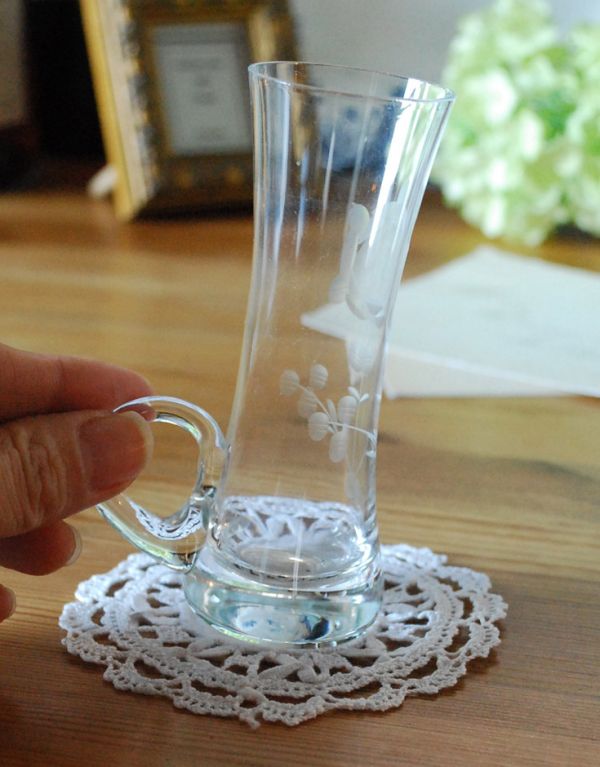 フラワーベース　アンティーク雑貨　お花が刻まれた一輪挿しプレスドグラス、フラワーベース。光が当たるとキラキラ輝きます。(pg-3043)