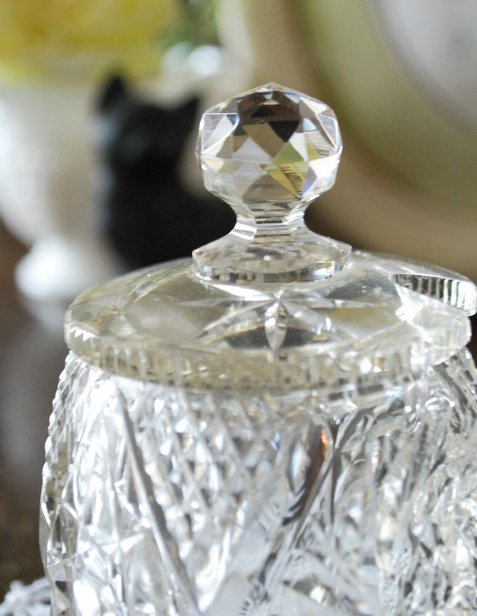 ふた付きケース、スパイスケース アンティーク雑貨 英国のアンティークガラス雑貨、持ち手も美しいキャニスタータイプのガラスケース。アンティークのため、多少の欠け・傷がある場合がありますが、使用上問題はありませんので、ご了承下さい。(pg-3044)