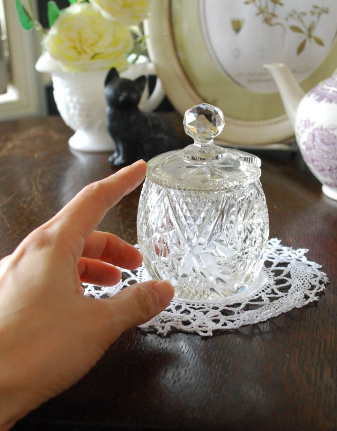 ふた付きケース、スパイスケース アンティーク雑貨 英国のアンティークガラス雑貨、持ち手も美しいキャニスタータイプのガラスケース。光が当たるとキラキラ輝きます。(pg-3044)