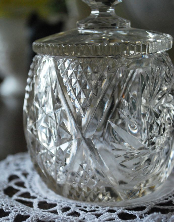 ふた付きケース、スパイスケース アンティーク雑貨 英国のアンティークガラス雑貨、持ち手も美しいキャニスタータイプのガラスケース。どこに置いても華やかなガラスのケースです。(pg-3044)