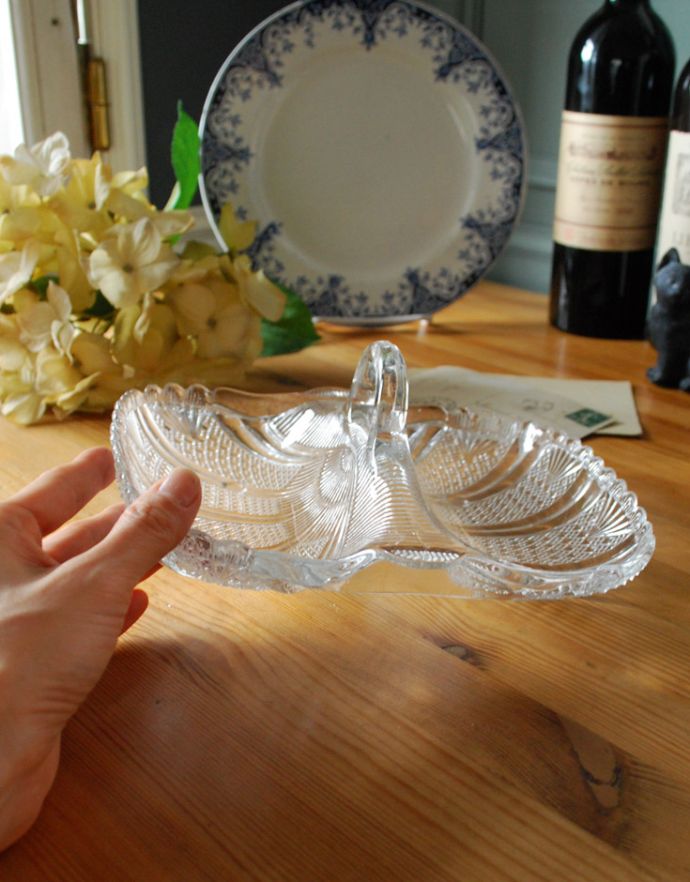 アンティーク雑貨　細かいカッティングが美しい持ち手付きのアンティークガラストレー（プレート）、プレスドグラス。アクセサリートレーやお菓子のトレーなど使い方いろいろ！。(pg-3054)