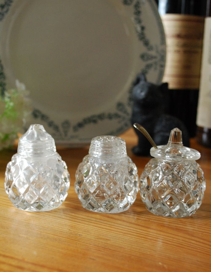 アンティーク雑貨　食卓に並ぶアンティークのスパイスケースセット（調味料入れ）。アンティークのため、多少の欠け・傷がある場合がありますが、使用上問題はありませんので、ご了承下さい。(pg-3060)