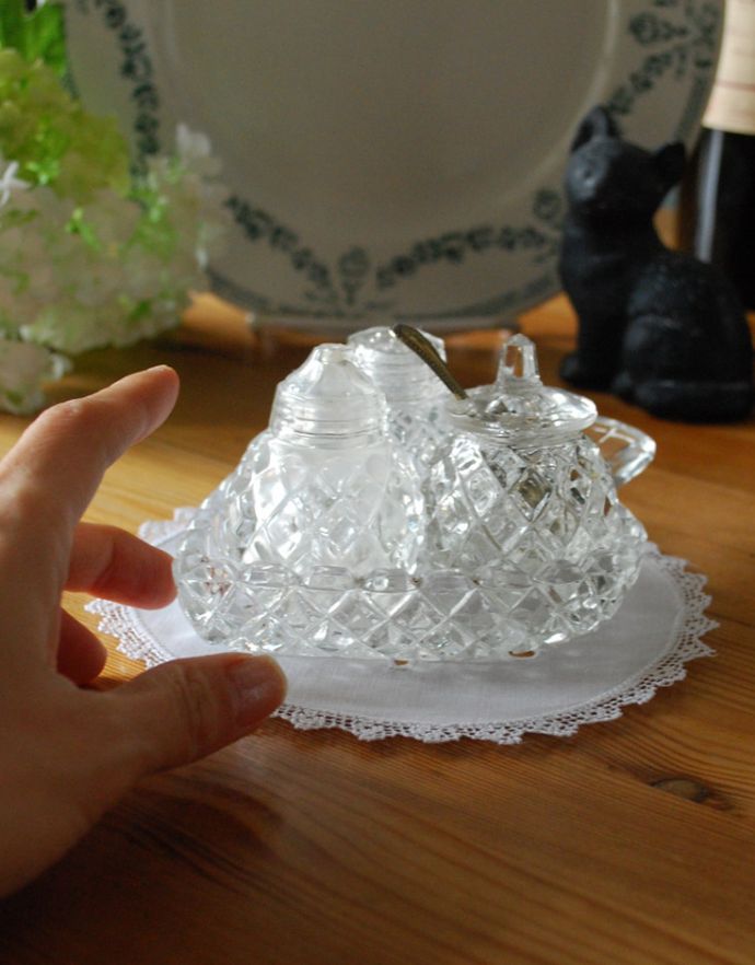 アンティーク雑貨　食卓に並ぶアンティークのスパイスケースセット（調味料入れ）。置いてあるだけでキレイなデザインです。(pg-3060)